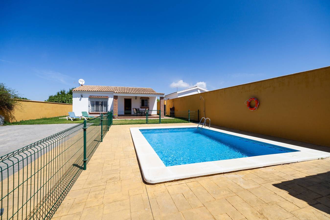 Rústica casa cerca de la playa con piscina, terraza, jardín y Wi-Fi; Se admiten mascotas; Aparcamiento disponible in Fuente del Gallo, Conil de la Frontera