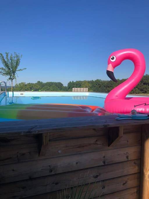 Location de vacances pour 8 personnes, avec vue ainsi que piscine et jardin, animaux acceptés à Couze-et-Saint-Front