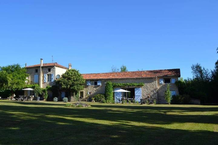 Location de vacances pour 14 personnes, avec Terrasse et Jardin ainsi que Piscine et Vue à Albas