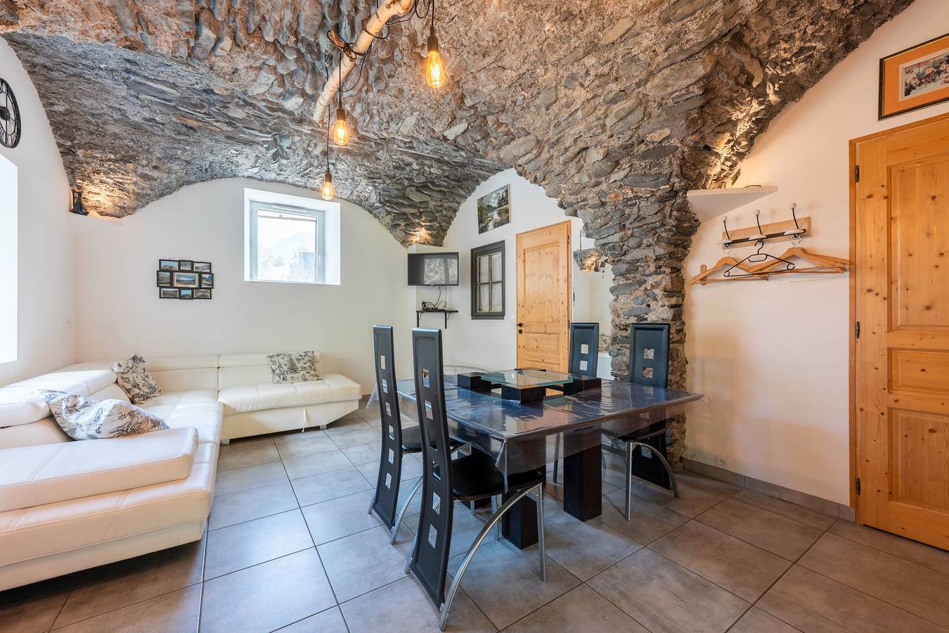 Apartamento entero, Apartamento 'Breizh Chalet - 6 Personnes' con vistas a la montaña, jardín privado y Wi-Fi in Saint-Colomban-des-Villards, Región de Saint-Jean-de-Maurienne