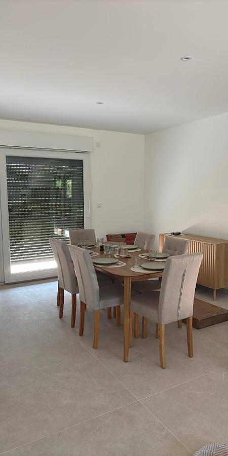 Location de vacances pour 6 personnes, avec terrasse et jardin à Puellemontier