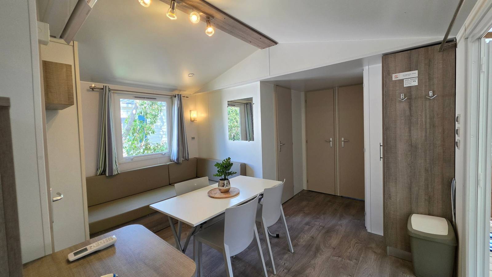 Mobilheim „Bungalow Lou Cigalou – 6 Personen“ mit Pool, Terrasse & Klimaanlage in La Roque-d'Anthéron, Aix-en-Provence und Umgebung
