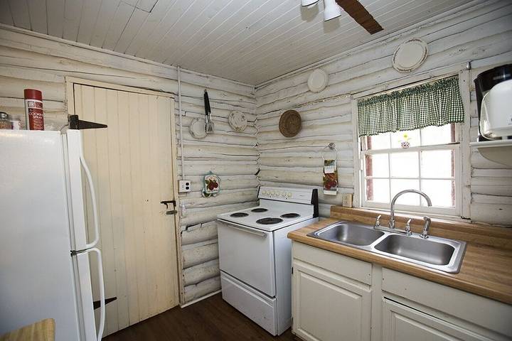 Log cabin for 4 people, with pets in Lake Lure