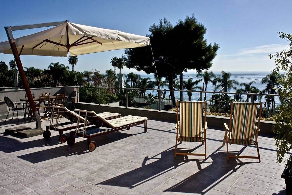 Casa Pao Aci Castello, Aci Trezza, Catania, Ätna, Villa, direkt am Meer, Terrasse. in Aci Trezza, Sizilien