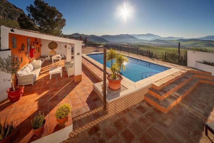 Cama y desayuno para 2 personas, con Balcón y Terraza además de Jardín y Piscina en Teba