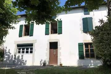 Gîte pour 12 personnes, animaux acceptés à La Bastide-Clairence