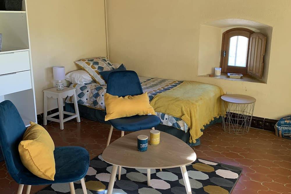 Entire apartment, Apartment 57 m2 in the heart of Tourtour in Tourtour, Draguignan region