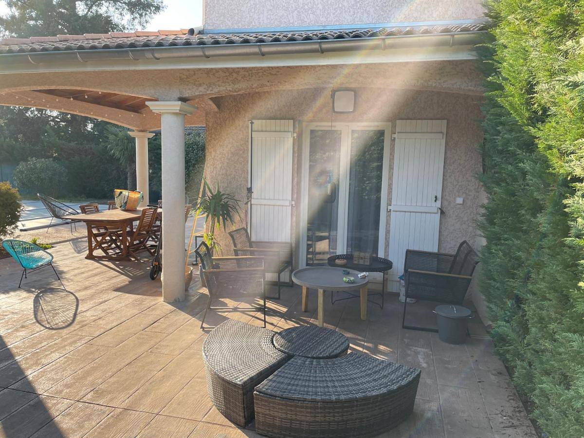 Appartement de vacances entier, Double Room with Private Bathroom in Genas, Lyon et ses environs
