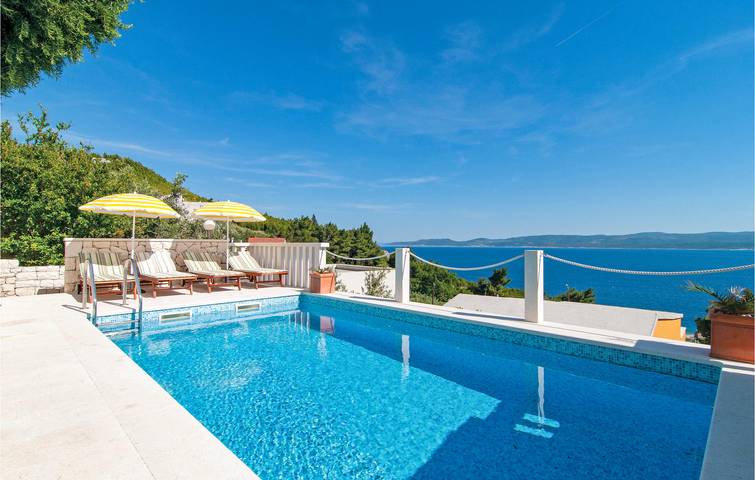 Charmantes 2-Zimmer-Apartment mit Pool, Terrasse und WLAN in der Nähe des Juto-Strandes in Lokva Rogoznica, Omis-Riviera