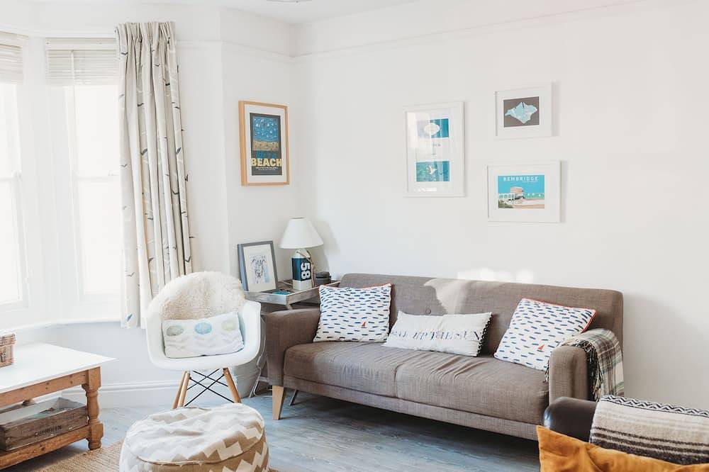 Enjoy a holiday in the centre of seaside Bembridge in our award winning cottage in Bembridge, Isle of Wight