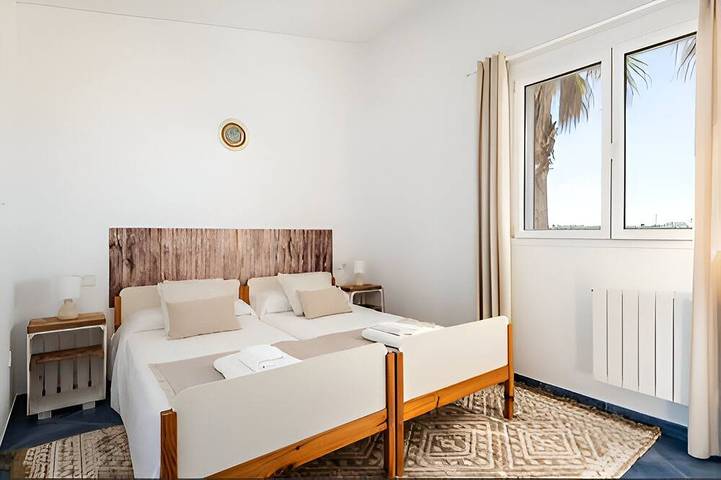Villa Roxana, by the sea and with private pool in Sol d'Este, Es Castell