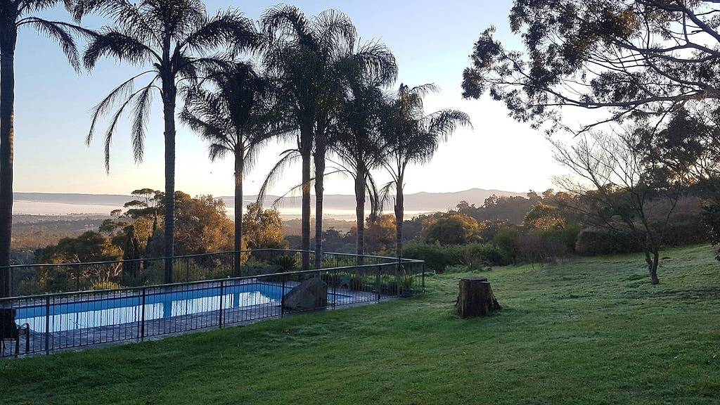 Yarra Valley Views ist ein renoviertes Haus aus den 1970er Jahren in Lilydale in Victoria