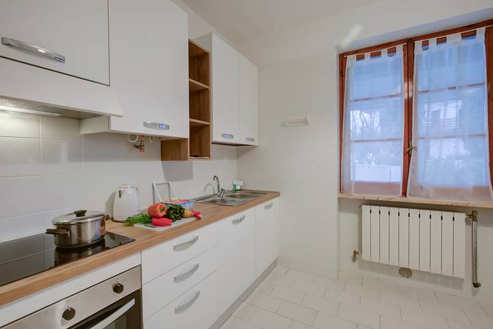 Appartamento intero, Villa Fiorita - Apt 1 - Violetta near lake, shops & Ac in Colombare, Sirmione