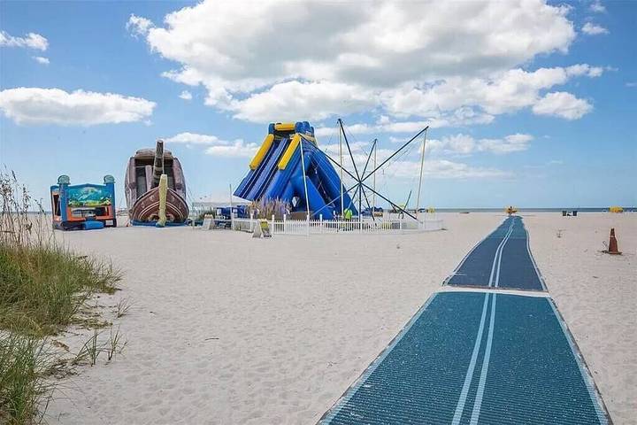 Vacation rental for 6 people, with balcony and hot tub as well as pool in Treasure Island