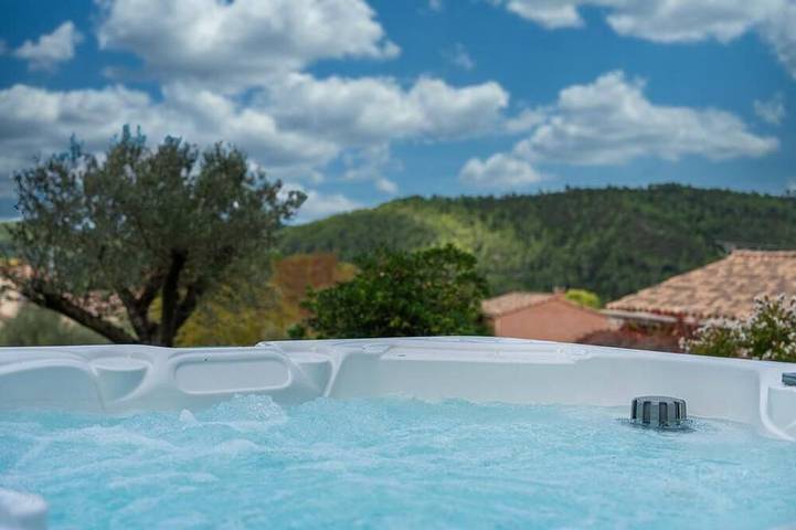 Location de vacances pour 6 personnes, avec Jacuzzi ainsi que Terrasse et Jardin à Montmirat