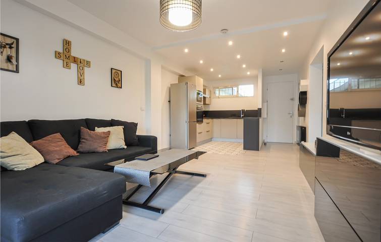 Appartement de vacances entier, 2km Beach Apartment with AC, Parking & Terrace in La Bocca, Cannes