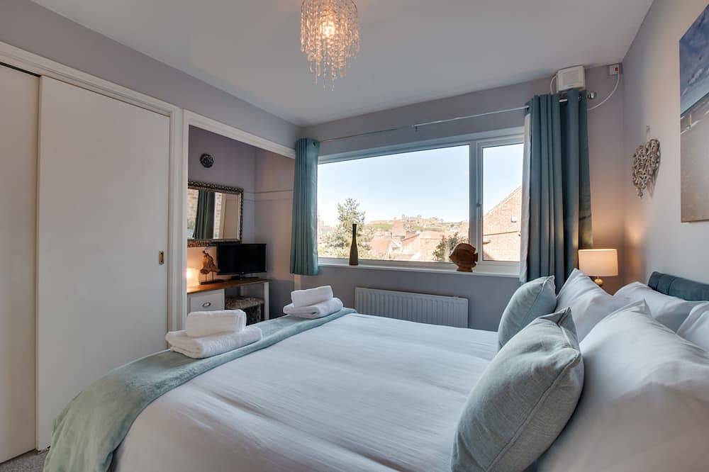 Entire apartment, Great Views. 2 bedroom apartment. Centre of Whitby. 3 guests. On site pkg. in Whitby, North York Moors National Park