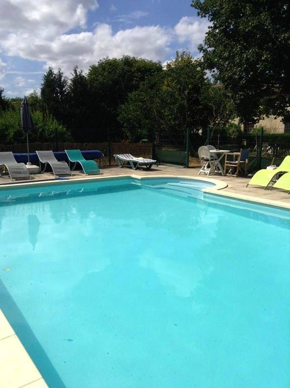 Chambre d’hôte pour 5 personnes, avec Terrasse et Jardin ainsi que Piscine et Vue