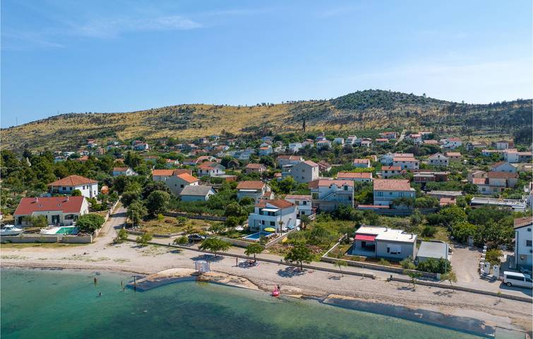 Geräumige Ferienwohnung mit Pool und Terrasse in der Nähe des Prokljansko-Sees in Raslina, Šibenik-Knin