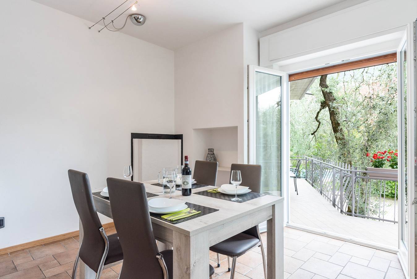 Ganze Wohnung, Ferienwohnung "Casa Stefi N1" in der Nähe des Gardasees mit Balkon, Garten & Pool in Malcesine, Gardasee-Berge
