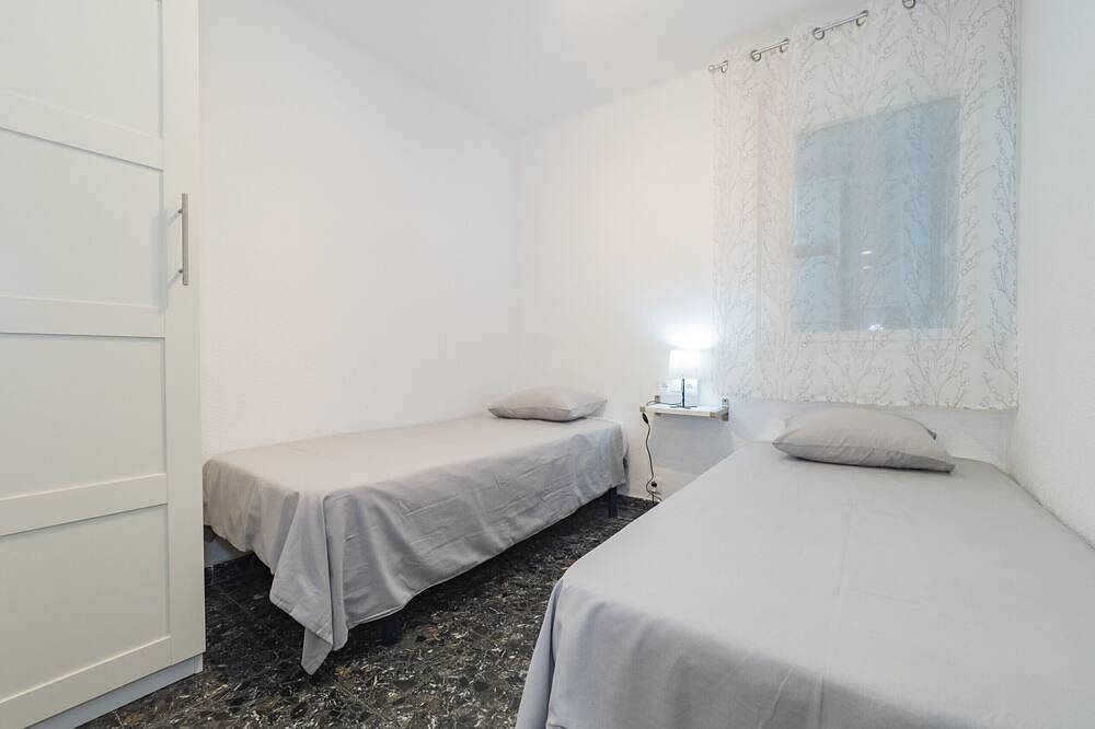 Entire apartment, Cubo's Evy Malaga Apartment / urban / free wifi / air conditioning in Málaga Central District, Malaga