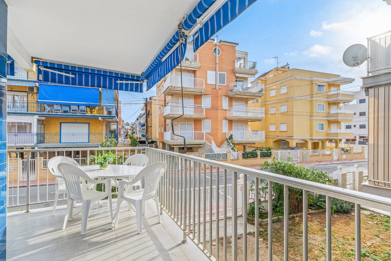 Apartamento entero, Apartamento 'Sunflower Santiago' con terraza privada, Wi-Fi y aire acondicionado in Santa Pola, Costa Blanca
