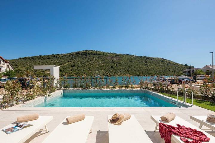 Villa für 8 Personen, mit Meerblick und Balkon sowie Garten und Pool in Rogoznica