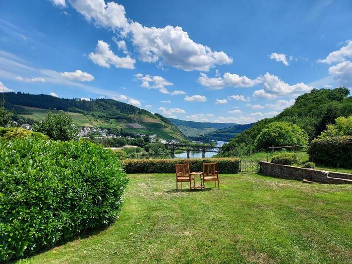 Ferienwohnung für 2 Personen, mit Terrasse und Garten sowie Ausblick in Alf