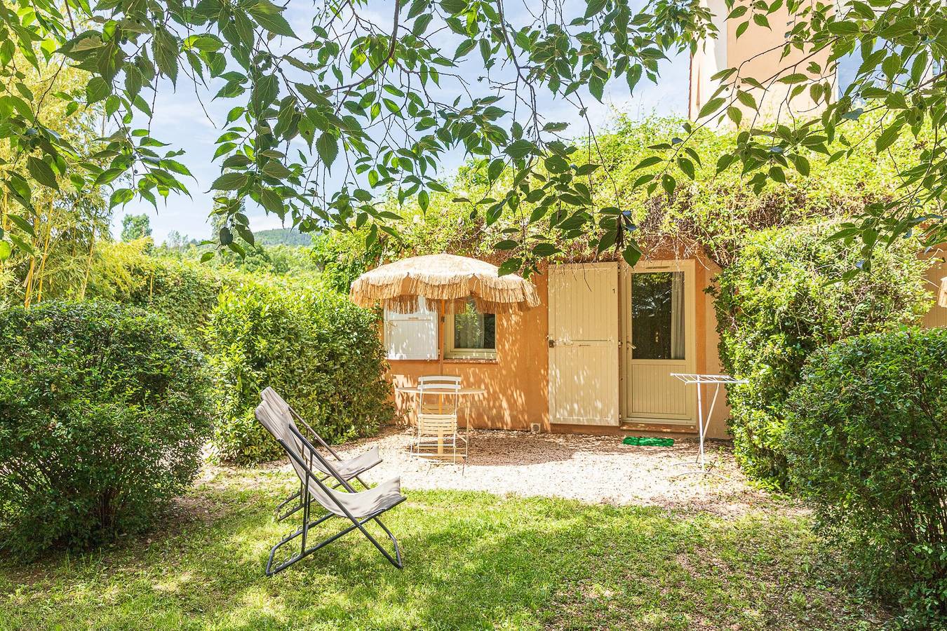 Bed & Breakfast 'Le Mas Du Loup - Chambre Provence' met Uitzicht op de Bergen, Gedeeld Terras en Wi-Fi, foto 11