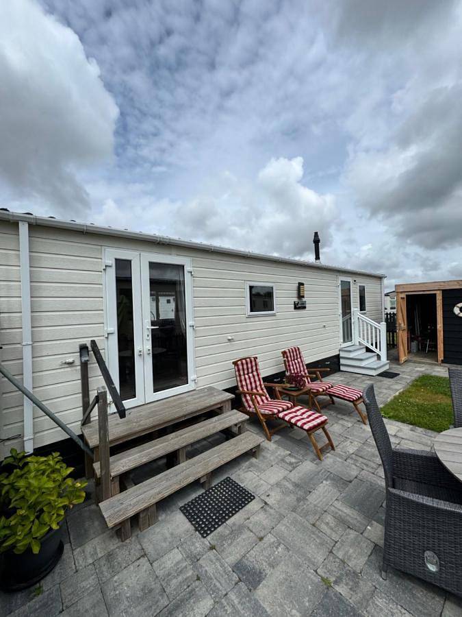 Camping für 4 Personen, mit Terrasse und Garten sowie Ausblick am Ijsselmeer