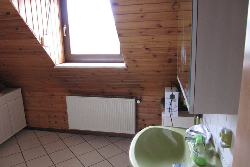 Ganze Wohnung, Schöne und moderne Ferienwohnung im gemütlichen Dachgeschoß! in Klüsserath, Moseleifel