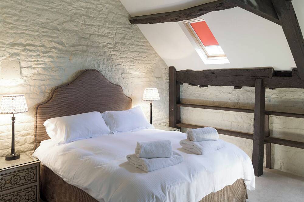 4 bedroom accommodation in Ampney Crucis, near Cirencester in Cirencester, Gloucestershire