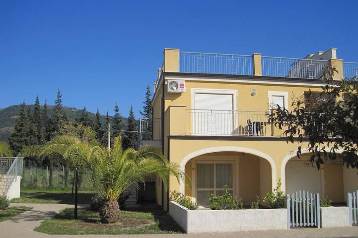 Apartamento de vacaciones para 3 personas, con jardín además de piscina y terraza - 1