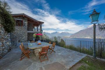 Ferienhaus für 9 Personen, mit Seeblick und Terrasse sowie Pool, mit Haustier in Pianello del Lario