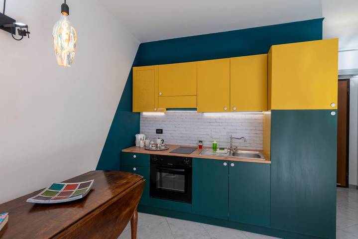 Appartamento intero, GuestHost - Bright Terrace Stay near Sanremo Beach in Sanremo, Comune di Sanremo