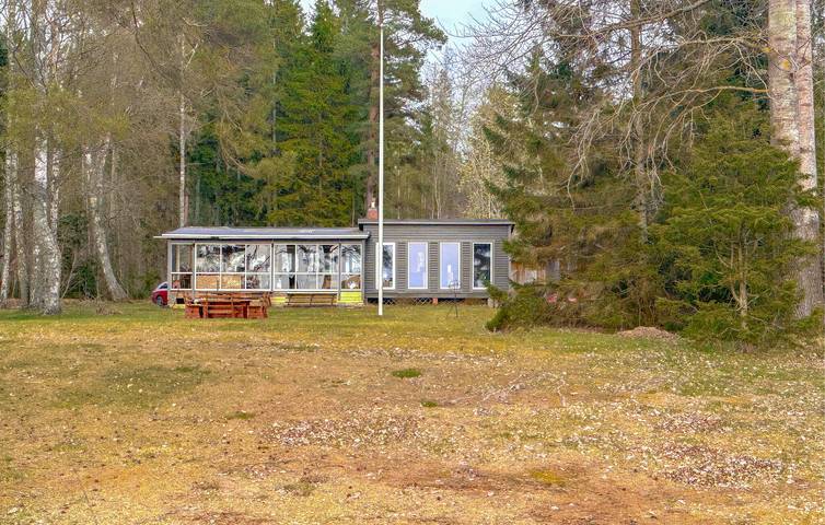 Hus för 6 Personer med trädgård in Vänern