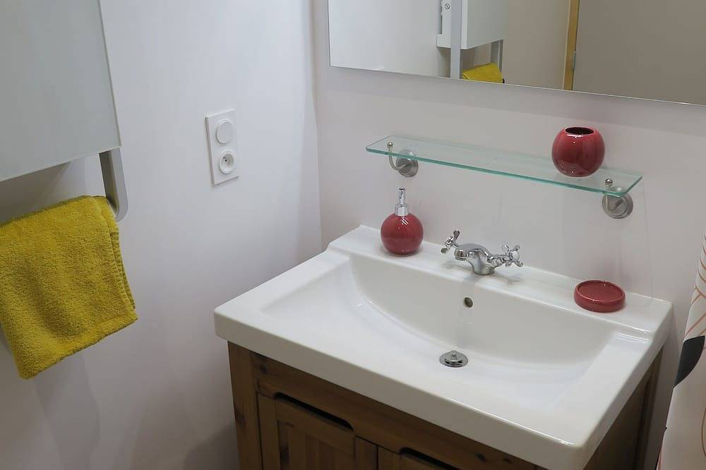 Appartement entier, Gîte cosy \"Nidoù\" 2 à 4 personnes avec accès piscine, spa et vue Pyrénées in Puymaurin, Haute-Garonne
