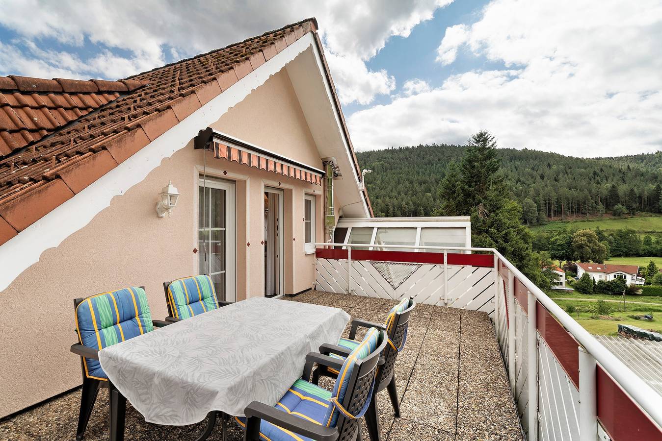 Ganze Wohnung, Ferienwohnung Enztalblick mit privater Terrasse, Gemeinschaftsgarten und Wi-Fi in Enzklösterle, Nordschwarzwald