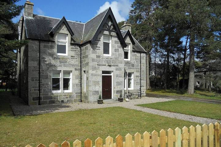 Cottage for 8 people, with garden, with pets in Newtonmore