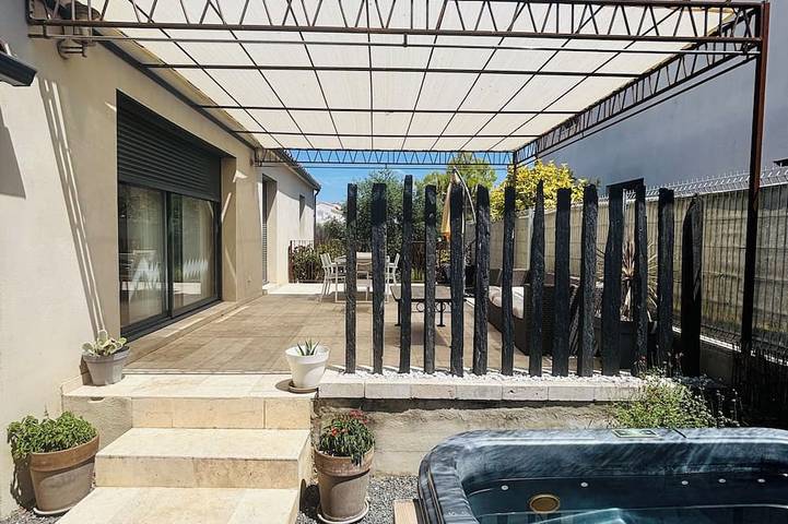 Villa pour 8 personnes, avec jardin ainsi que jacuzzi et terrasse