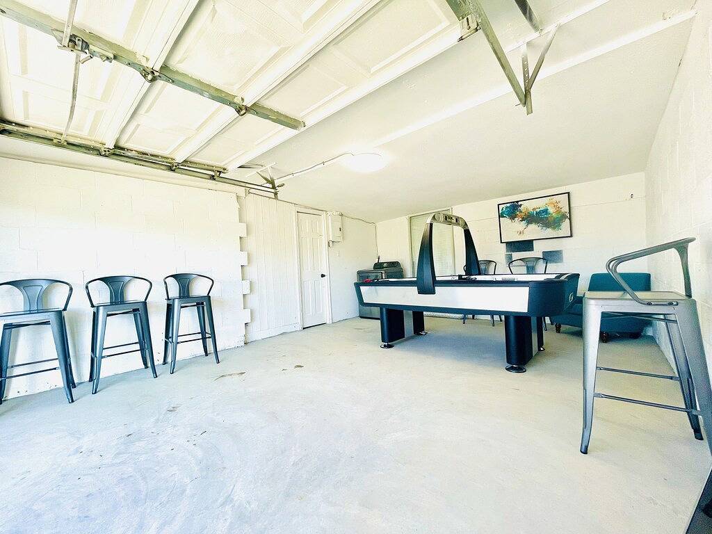 Ideal Beautiful Vacation Rental for Fans- Walk to At&T Stadium. Park 4 cars in Arlington, Tarrant County