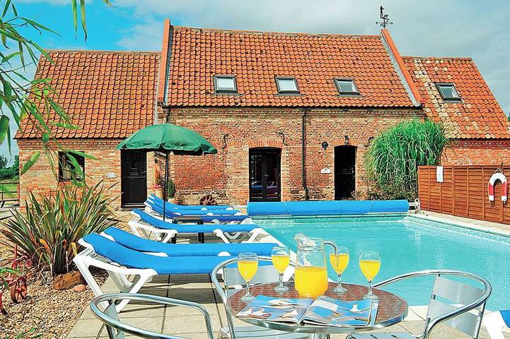 Cottage for 4 people, with hot tub and garden as well as pool in Norfolk