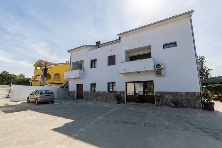 Ganze Wohnung, Gemütliches Apartment für vier Personen im Zentrum von Malinska in Malinska-Dubašnica, Krk