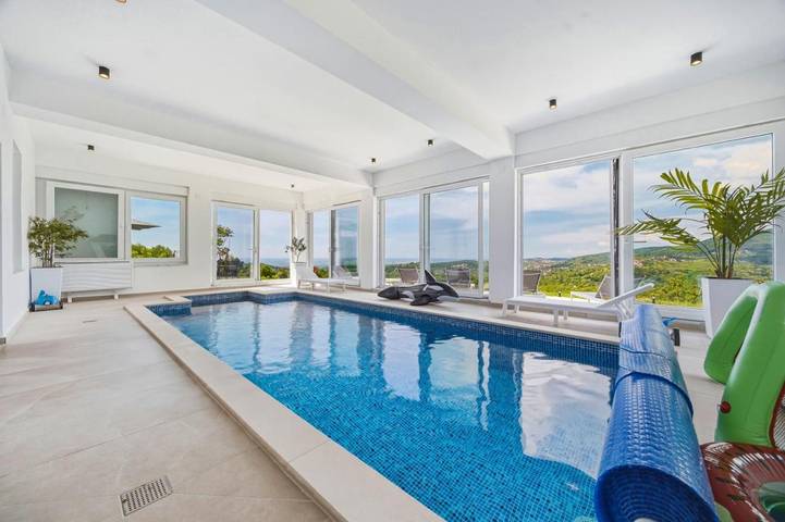 Villa pour 8 personnes, avec Balcon et Terrasse ainsi que Jardin et Piscine à Zagreb