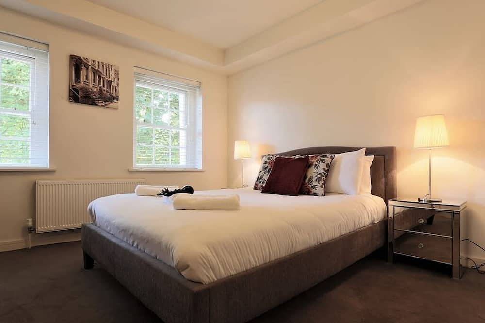 Elegant City Centre Regency Townhouse with Patio in Dublin, County Dublin