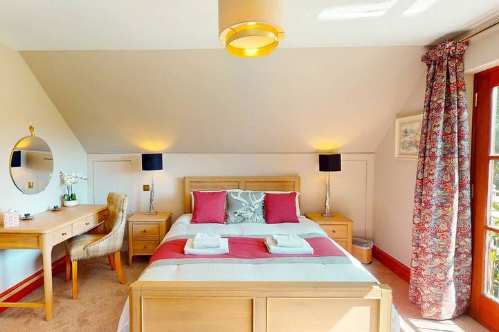 Red Squirrel Lodge - hot tub in Cairngorms in Boat of Garten, Highlands