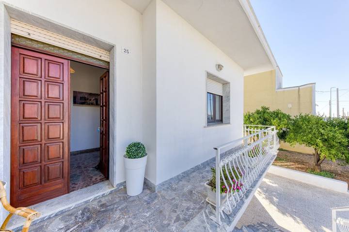Apartamento entero, Apartamento 'Villetta Municipio - Salento' con terraza privada, Wi-Fi y aire acondicionado in Castrignano del Capo, Golfo de Tarento