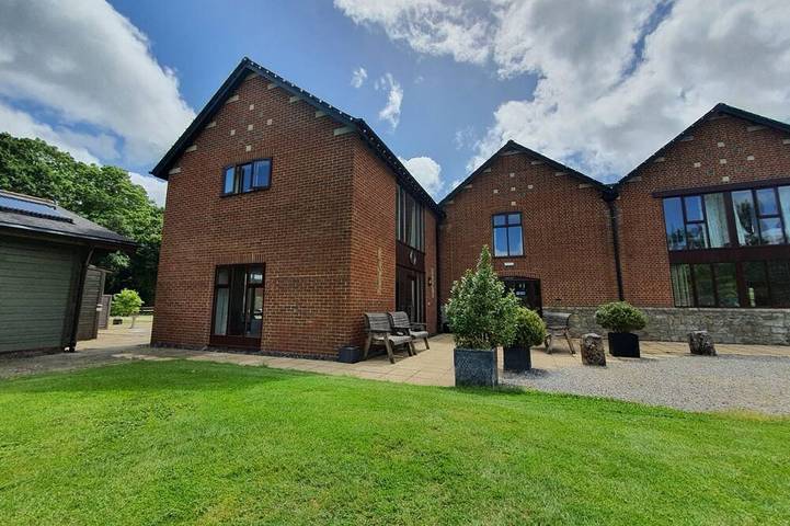 Cottage for 16 people, with garden and sauna as well as pool and hot tub in Dorset