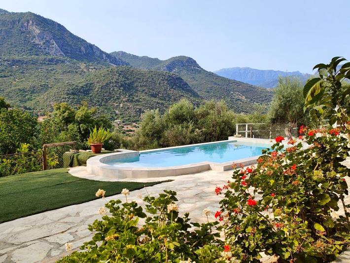 Apartamento para 10 personas, con terraza además de piscina y jardín en Ubrique