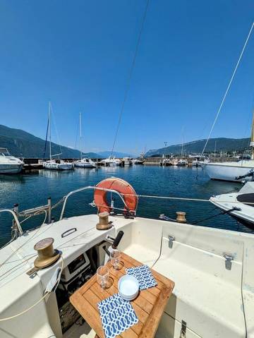 Bateau pour 4 personnes, avec vue sur le lac ainsi que vue et terrasse dans Auvergne-Rhône-Alpes